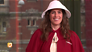 Marieke Elsinga als Handmaid achter de Boulevard-desk